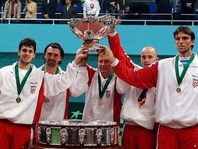 Víťazné chorvátske družstvo v Davisovom pohári. Na snímke zľava Mário Ančič, Goran Ivaniševič, nehrajúci kapitán Niki Pilič, Ivan Ljubičič a Ivo Karlovič.