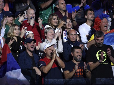 Na snímke lóža srbského tenistu Novaka Djokoviča - v popredí sprava hlavný tréner Marián Vajda a Goran Ivaniševič