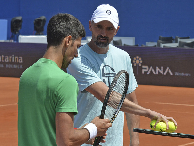 Na snímke z 18. júna 2020 srbský tenista Novak Djokovič (vľavo) a jeho tréner Goran Ivaniševič počas tréningu