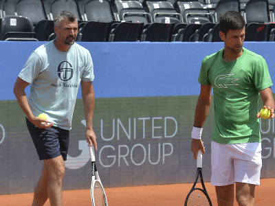 Na snímke z 18. júna 2020 srbský tenista Novak Djokovič (vpravo) a jeho tréner Goran Ivaniševič počas tréningu