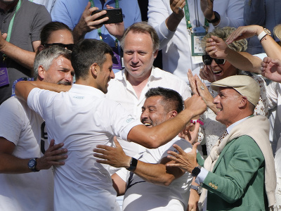 Srbský tenista Novak Djokovič siedmykrát v kariére triumfoval vo Wimbledone. Na snímke sa teší spolu s tímom