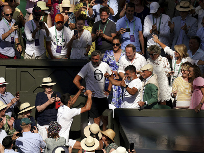 Srbský tenista Novak Djokovič siedmykrát v kariére triumfoval vo Wimbledone. Na snímke sa teší spolu s tímom