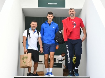 Novak Djokovič s trénerským tímom pred tréningom v Paríži