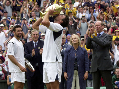 Víťaz tohtoročného grandslamového turnaja mužov vo Wimbledone 9. júla Chorvát Goran Ivaniševič pred zrakmi vojvodu a vojvodkyne z Kentu (vpravo) a svojho finálového súpera Austrálčana Patricka Raftera