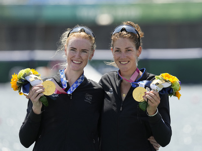 Novozélandské veslárky Grace Prendergastová a Kerri Gowlerová získali na OH 2020 v Tokiu zlaté medaily v dvojke bez kormidelníka