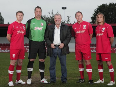 Graeme Le Saux, David Seaman, prezident Brian Gumm, Ray Parlour a Claudio Caniggia