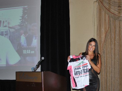 Claudia Romani pózuje s dresom pre víťaza Gran Fondo Giro d'Italia