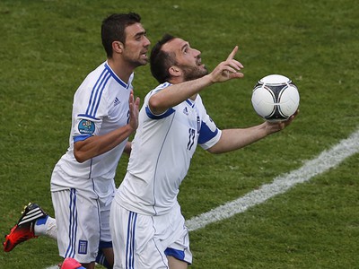Fanis Gekas (s loptou) oslavuje so spoluhráčmi svoj gól 