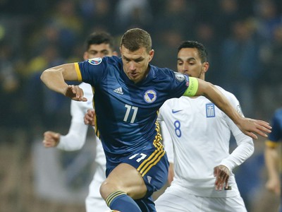 Hráč Bosny a Hercegoviny Edin Džeko (vľavo) a hráč Grécka Carlos Zeca