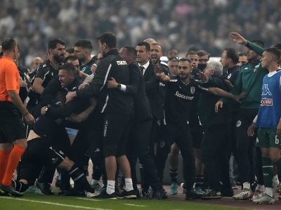 Finále futbalového pohára v Grécku sprevádzali násilnosti