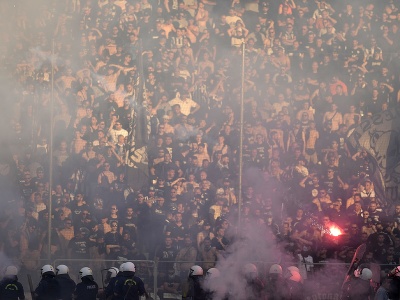 Finále futbalového pohára v Grécku sprevádzali násilnosti