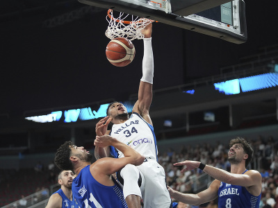 Giannis Antetokounmpo skóruje
