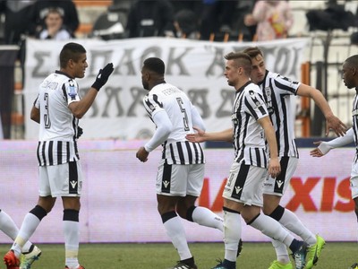 Róbert Mak (29) so spoluhráčmi oslavuje víťazný gól PAOKu