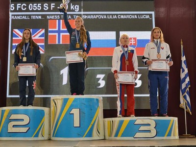 Lucia Cmárová (vpravo) na stupni víťazov