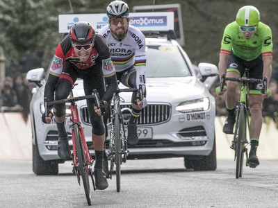 Belgický cyklista tímu BMC Greg Van Avermaet (prvý zľava) oslavuje víťazstvo