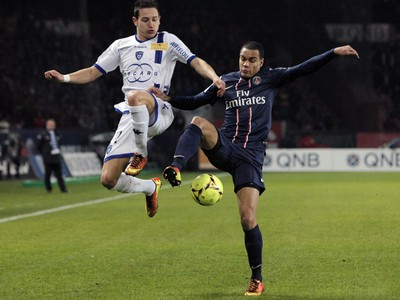 Gregory Van Der Wiel a Florian Thauvin v súboji o loptu