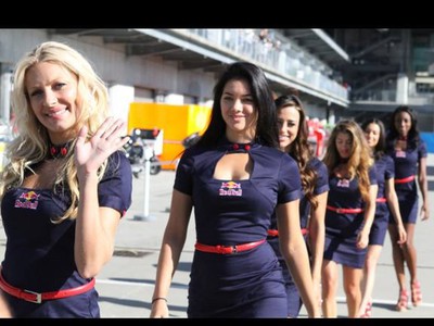 Dievčatá vo farbách tímu F1.