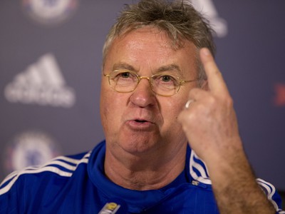 Na snímke nový tréner londýnskej  Chelsea Guus Hiddink