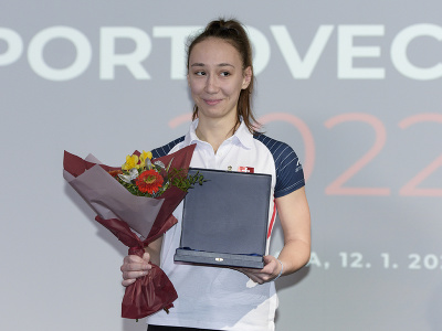 Gymnastka Alena Učňová si preberá cenu športovec roka v kategórii ženy seniorky v športovom aerobiku