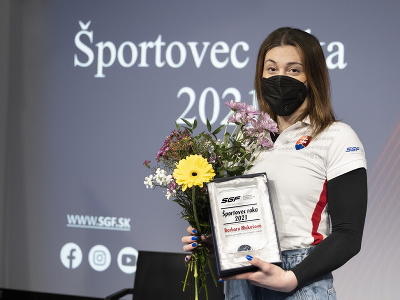 Na snímke slovenská reprezentantka v gymnastike Barbora Mokošová s cenou za najlepšiu športovú gymnastku za rok 2021 počas vyhodnotenia Športovec roka 2021