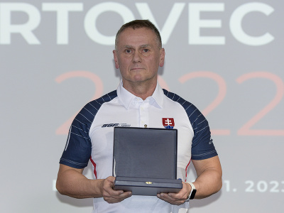 Gymnastický tréner Miroslav Parnai si preberá Cenu za rozvoj gymnastiky 