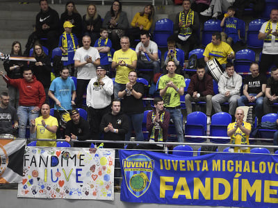 Fanklub Michaloviec povzbudzuje v prvom zápase štvrťfinále Európskeho pohára EHF v hádzanej žien MŠK Iuventa Michalovce – Cabooter HandbaL Venlo