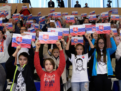 Fanúšikovia držia slovenské vlajky v zápase druhej fázy kvalifikácie ME2024 v hádzanej mužov Slovensko -  Nórsko v Hlohovci
