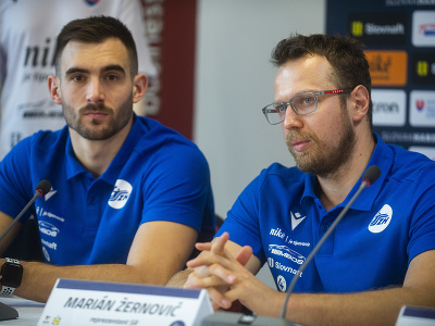 Na snímke slovenskí reprezentanti v hádzanej zľava Jakub Prokop a Marián Žernovič počas tlačovej konferencie pred kvalifikáciou o postup na majstrovstvá Európy 2024 v Bratislave