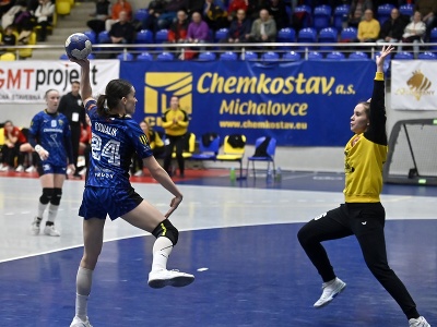 Zľava Emilia Kowaliková (Michalovce) a brankárka Karin Kuraltová (Ajdovščina) 