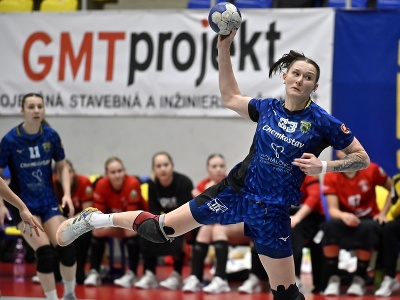 Iryna Kompaniecová (Michalovce) strieľa v zápase odvety osemfinále Európskeho pohára EHF