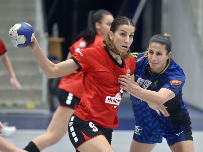 Zľava Ana Abinová (Ajdovščina) a Anastasija Krivokapičová (Michalovce) v zápase odvety osemfinále Európskeho pohára EHF