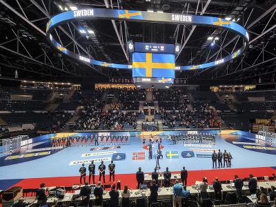 Na snímke nástup tímov Nórska (vľavo) a Švédska (vpravo) v zápase bratislavskej II. skupiny hlavnej fázy majstrovstiev Európy v hádzanej mužov