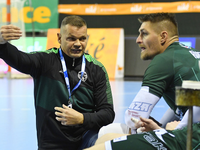 Na snímke vľavo tréner Radoslav Antl, vpravo Oliver Rábek 
