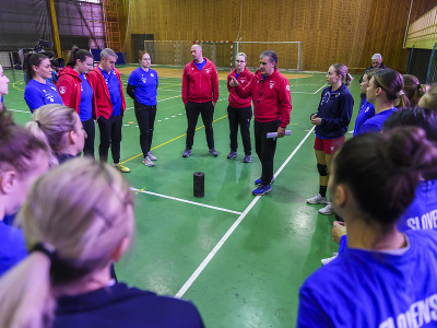 Na snímke slovenské reprezentantky v hádzanej žien počas tréningu pred záverom kvalifikácie ME 2024
