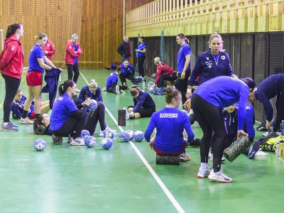Na snímke slovenské reprezentantky v hádzanej žien počas tréningu pred záverom kvalifikácie ME 2024
