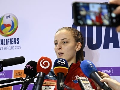 Na snímke slovenská reprezentantka v hádzanej Adriána Holejová na brífingu slovenskej reprezentácie hádzanárok pred kvalifikačnými zápasmi ME 2022