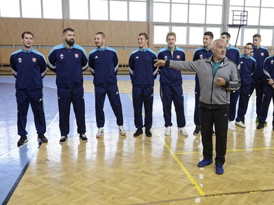 Tréner reprezentácie hádzanárov Martin Lipták (vpravo v popredí) počas spoločného tréningu mužskej reprezentácie hádzanárov 