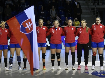 Na snímke hráčky Slovenska počas štátnej hymny pred prípravným medzištátnym zápasom v hádzanej žien Slovensko - Ukrajina 30. septembra 2022 v Michalovciach