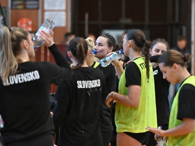 Na snímke hráčky slovenskej hádzanárskej reprezentácie počas tréningu na zraze reprezentácie žien
