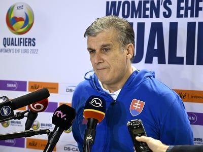 Na snímke hlavný tréner slovenskej reprezentácie hádzanárok Jorge Dueňas na brífingu slovenskej reprezentácie hádzanárok pred kvalifikačnými zápasmi ME 2022