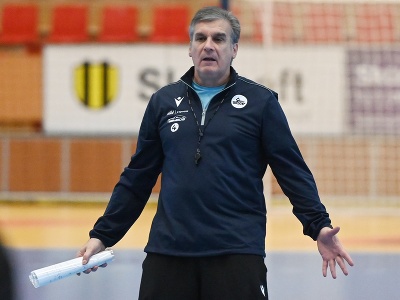 Na snímke tréner slovenskej hádzanárskej reprezentácie Jorge Dueňas počas tréningu 