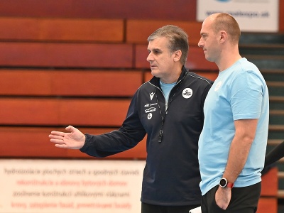 Na snímke vľavo tréner slovenskej hádzanárskej reprezentácie Jorge Dueňas a asistent Peter Pčola počas tréningu 