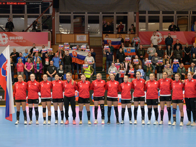 Slovenská hádzanárska reprezentácia žien pózuje pred zápasom 1. kola kvalifikácie ME 2024 v hádzanej žien Slovensko - Izrael v Šali