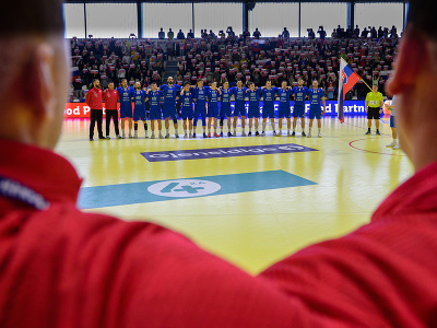 Slovenskí hádzanári stoja počas hymny pred zápasom druhej fázy kvalifikácie ME2024 v hádzanej mužov Slovensko -  Nórsko