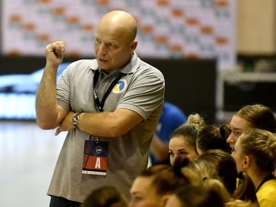 Na snímke tréner Ukrajiny Vitalij Andronov v prípravnom medzištátnom zápase v hádzanej žien Slovensko - Ukrajina 30. septembra 2022 v Michalovciach