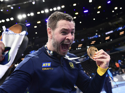 Brankár Švédska Andreas Palicka pózuje so zlatou medailou po víťazstve na ME v hádzanej mužov 