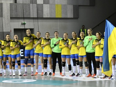 Na snímke hráčky Ukrajiny počas štátnej hymny pred prípravným medzištátnym zápasom v hádzanej žien Slovensko - Ukrajina 30. septembra 2022 v Michalovciach