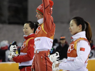 Na snímke uprostred bieloruska Hanna Huskovová získala zlato v súťaži akrobatických lyžiarok v skokoch na ZOH 2018 v juhokórejskom Pjongčangu v piatok 16. februára 2018. Striebro získala Číňanka Čang Sin (vľavo), bronz jej krajanka Kchung Fan-jü (vpravo)