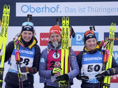 Na snímke nemecká biatlonistka Denise Herrmannová-Wicková (uprostred) pózuje so zlatou medailou v šprinte žien na 7,5 km na majstrovstvách sveta v biatlone v nemeckom Oberhofe. Druhá skončila Hanna Öbergová (vľavo) so Švédska pred krajankou Linn Perssonovou (vpravo).