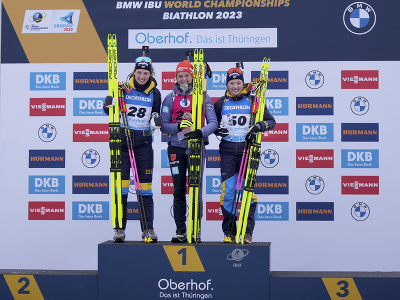 Na snímke nemecká biatlonistka Denise Herrmannová-Wicková (uprostred) pózuje so zlatou medailou v šprinte žien na 7,5 km na majstrovstvách sveta v biatlone v nemeckom Oberhofe. Druhá skončila Hanna Öbergová (vľavo) so Švédska pred krajankou Linn Perssonovou (vpravo).